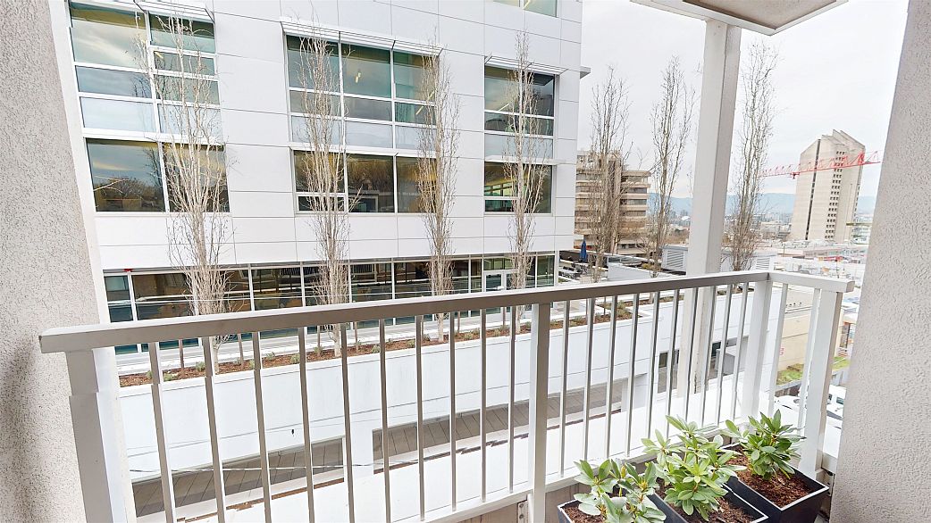 403 985 W 10th Avenue