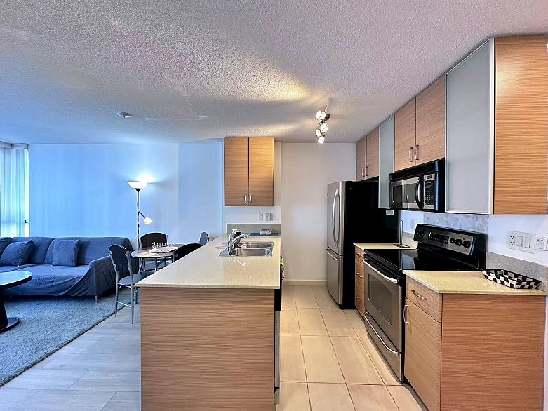 2404 977 Mainland Street