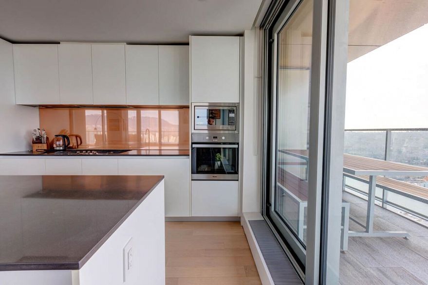 3703 1480 Howe Street