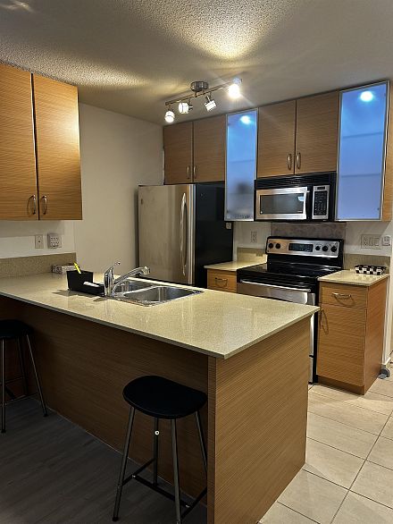 2404 977 Mainland Street