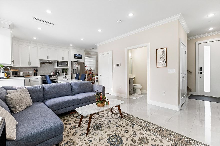 2 2786 E 46th Avenue