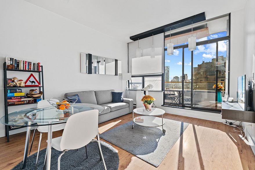 910 1010 Howe Street