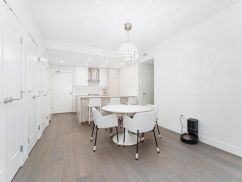 306 477 W 59th Avenue