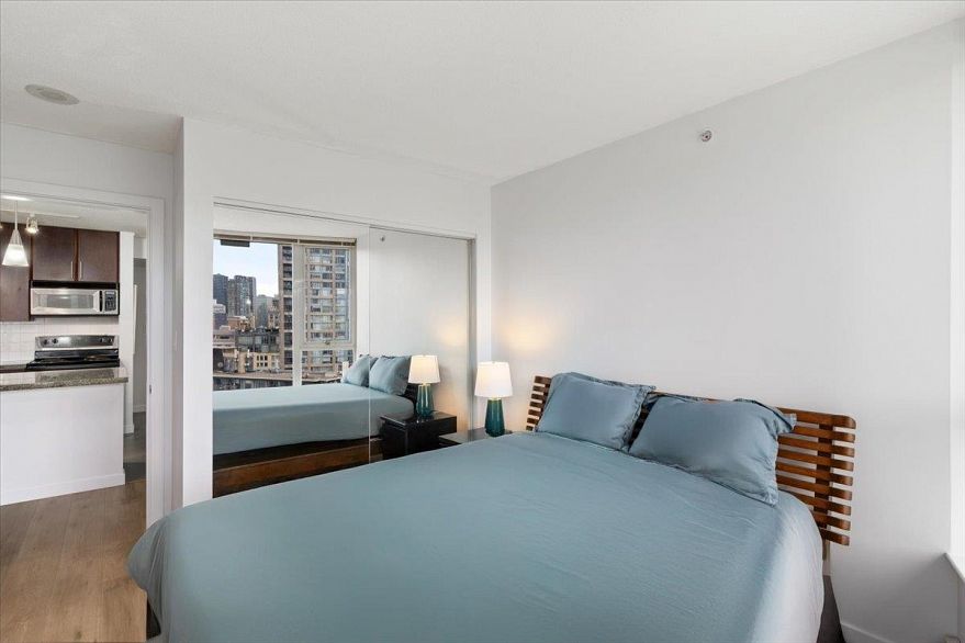 1805 58 Keefer Place