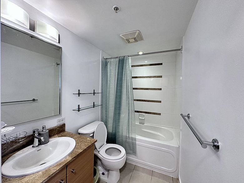 2404 977 Mainland Street