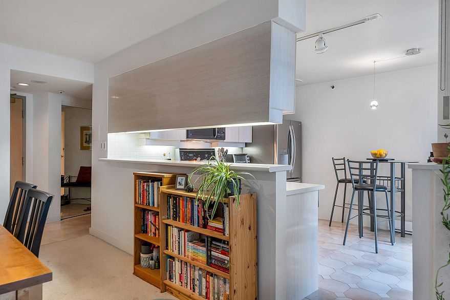 704 990 Beach Avenue