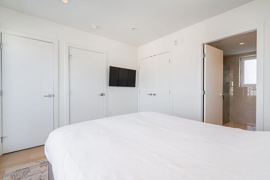 158 W Woodstock Avenue