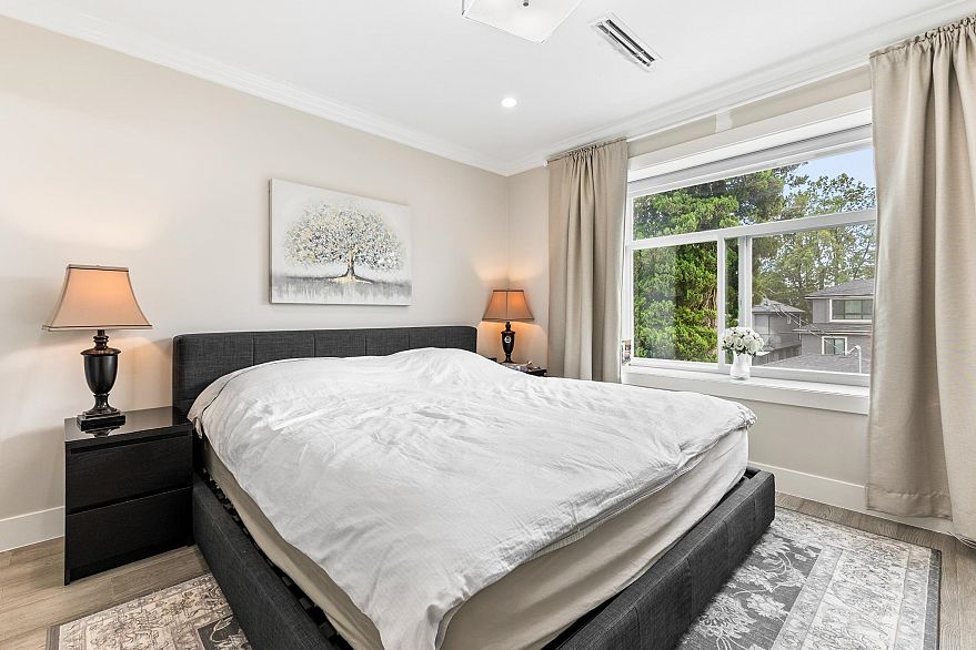 2 2786 E 46th Avenue