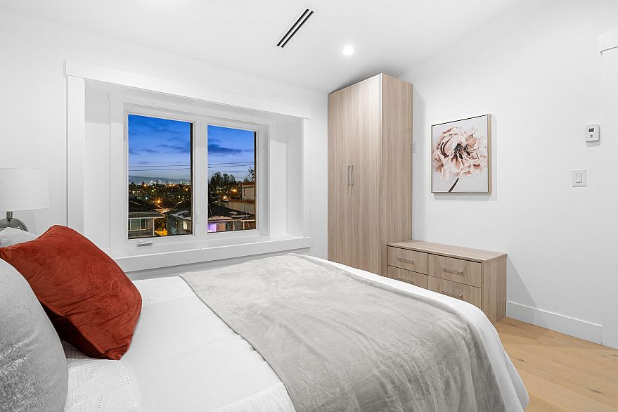 4990 Sherbrooke Street