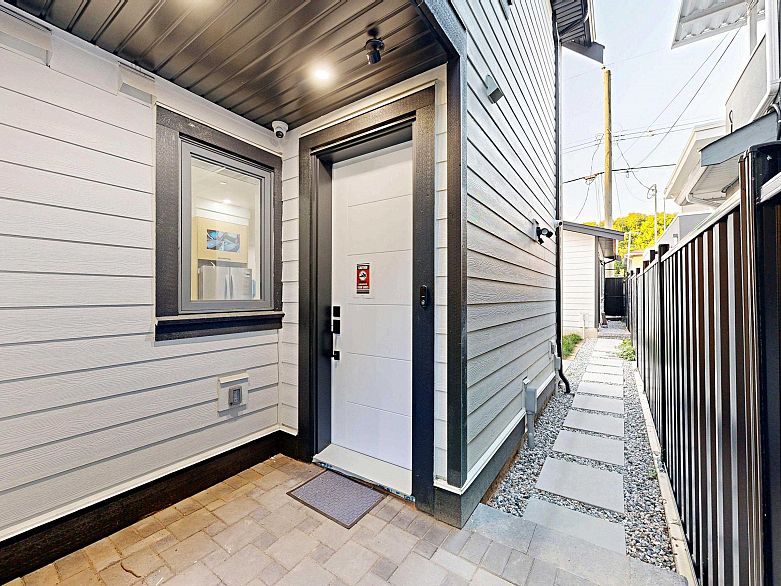 2 3425 Archimedes Street