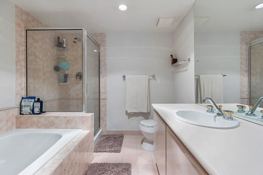 704 990 Beach Avenue