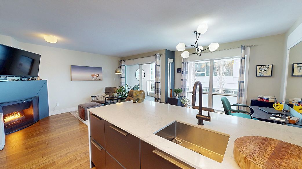 403 985 W 10th Avenue