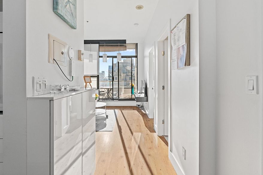 910 1010 Howe Street