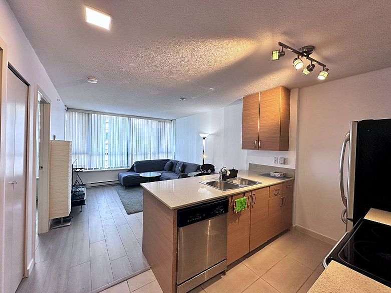 2404 977 Mainland Street