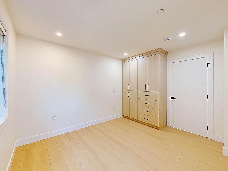 2 3425 Archimedes Street