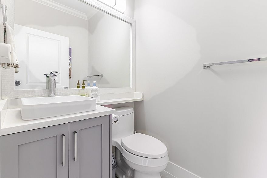 2 2786 E 46th Avenue