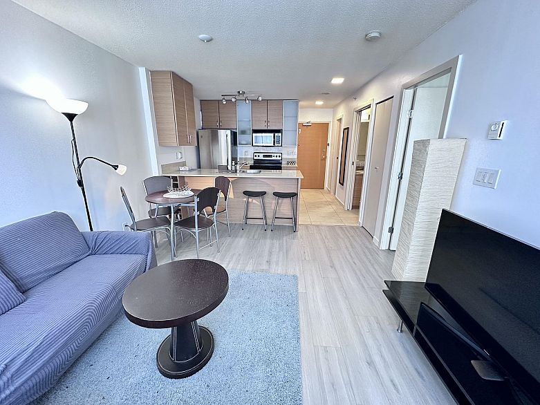 2404 977 Mainland Street