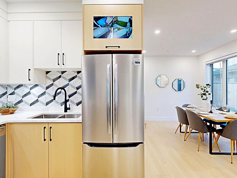 2 3425 Archimedes Street