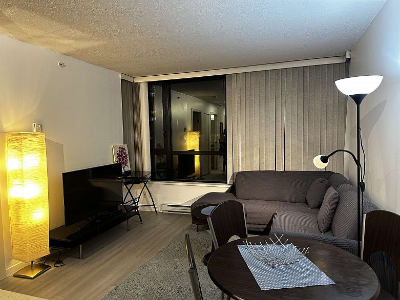 2404 977 Mainland Street