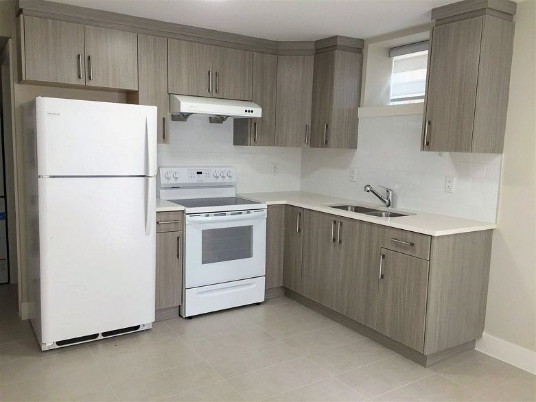 2 2786 E 46th Avenue