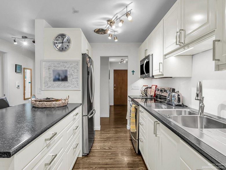 3 2146 W 43rd Avenue