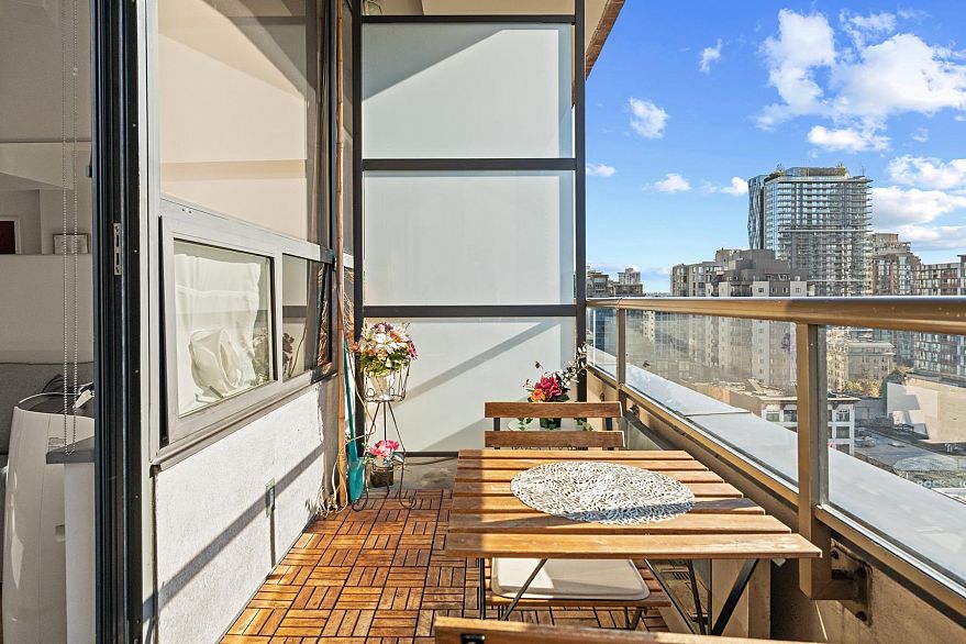 910 1010 Howe Street