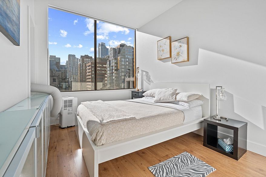 910 1010 Howe Street