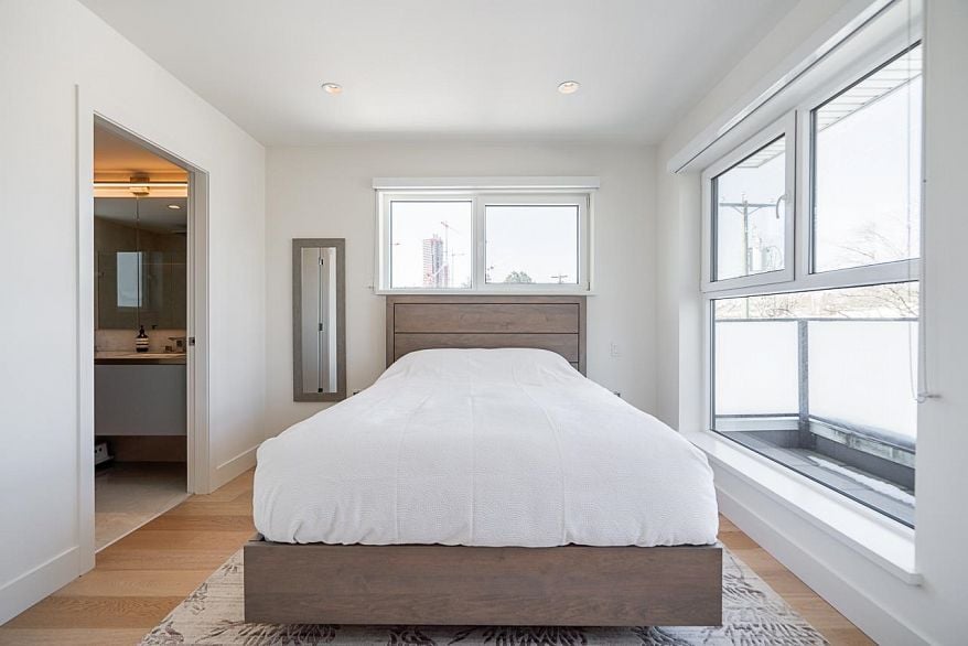 158 W Woodstock Avenue