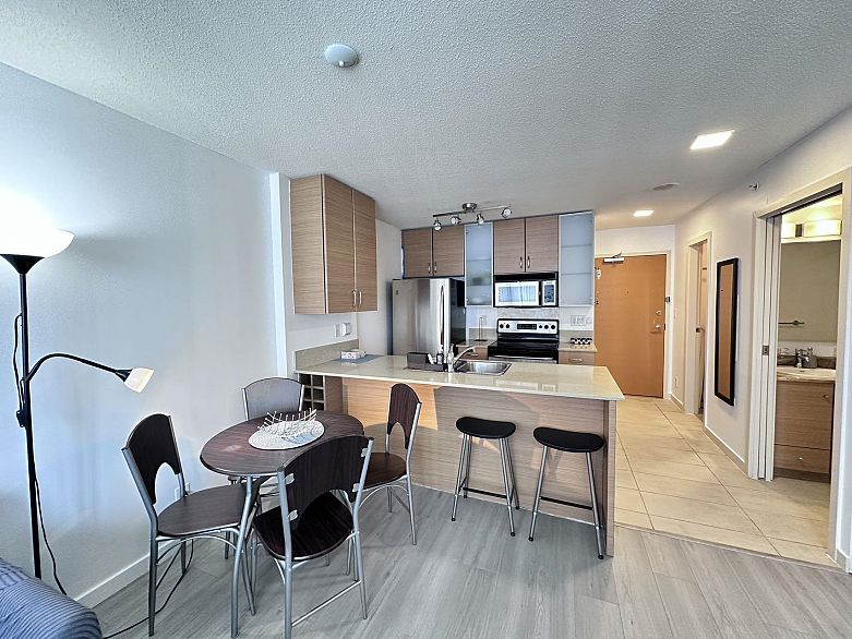 2404 977 Mainland Street