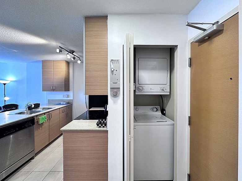 2404 977 Mainland Street