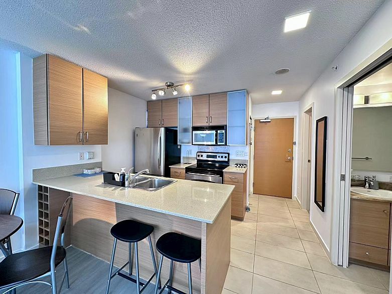 2404 977 Mainland Street