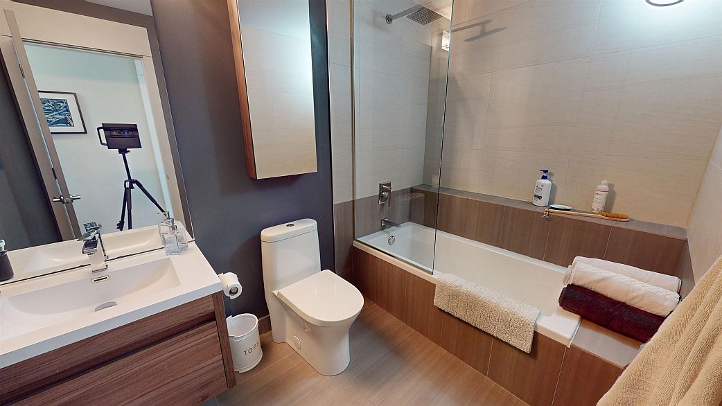 403 985 W 10th Avenue