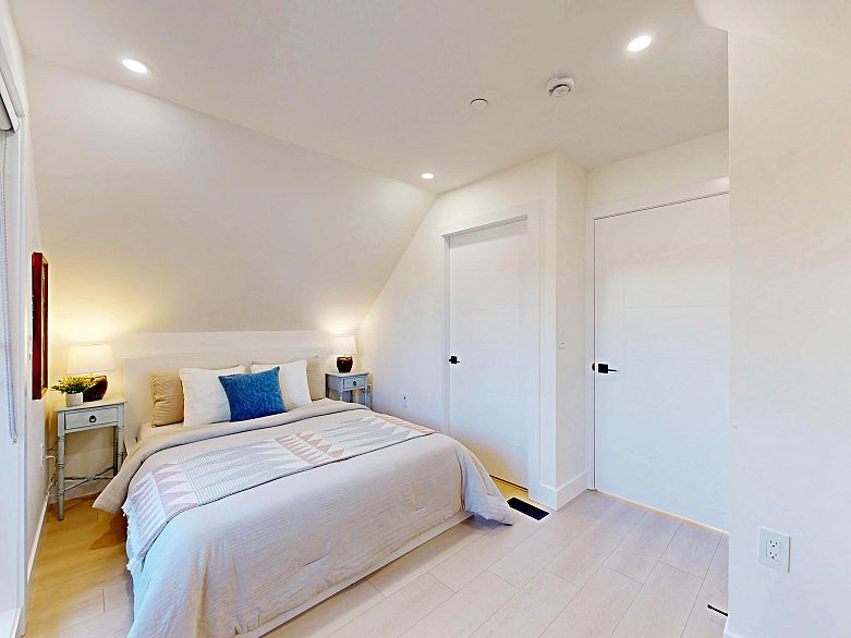 2 3425 Archimedes Street