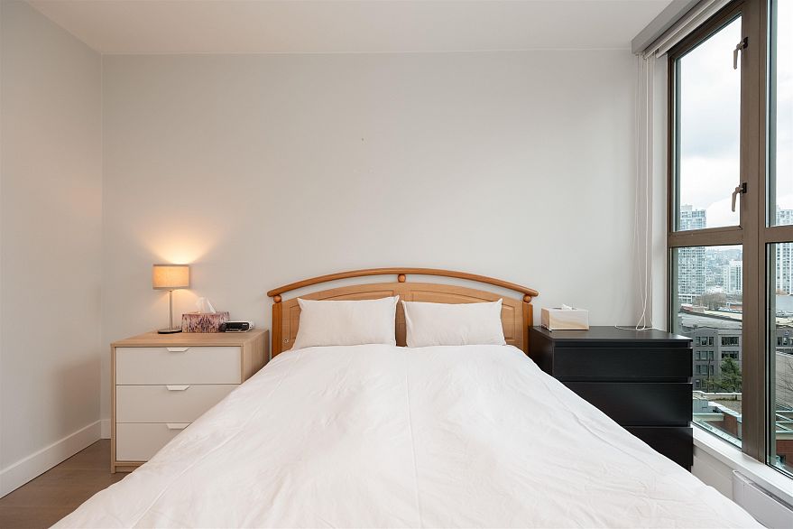 1006 928 Richards Street