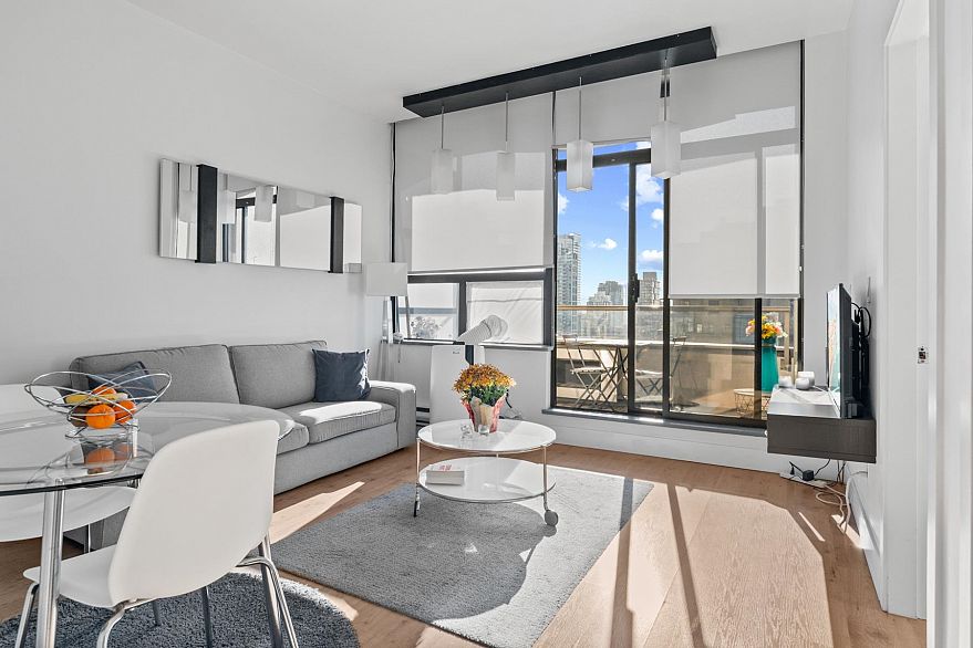 910 1010 Howe Street