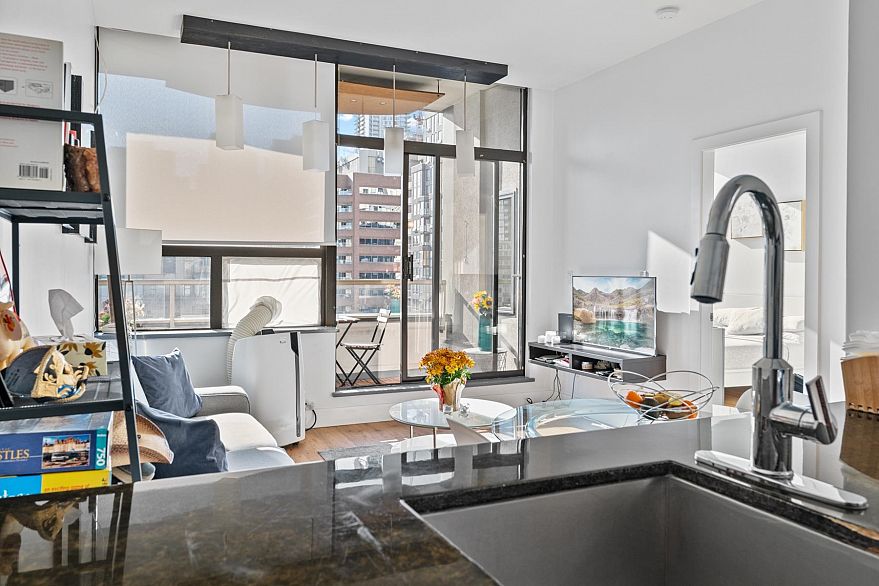 910 1010 Howe Street