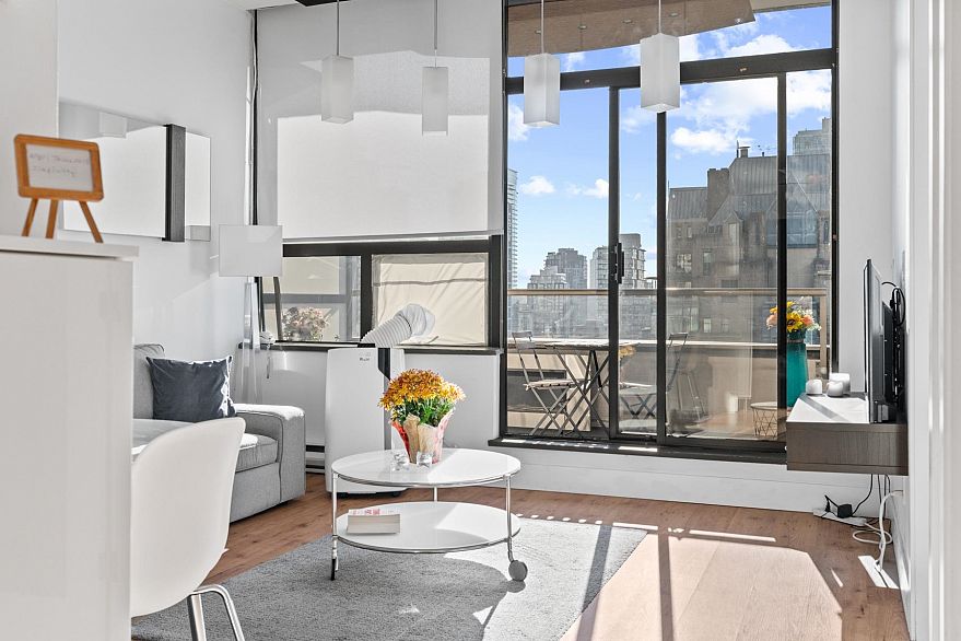 910 1010 Howe Street