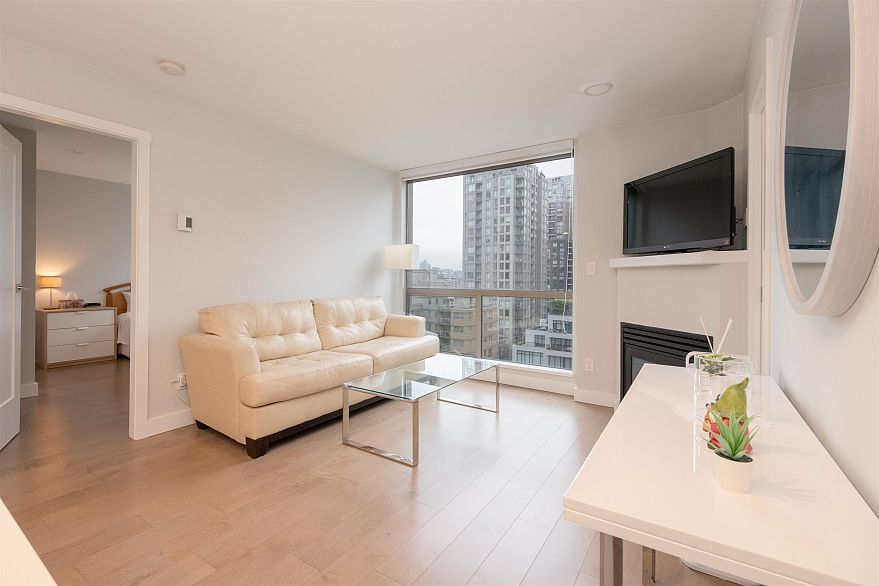 1006 928 Richards Street