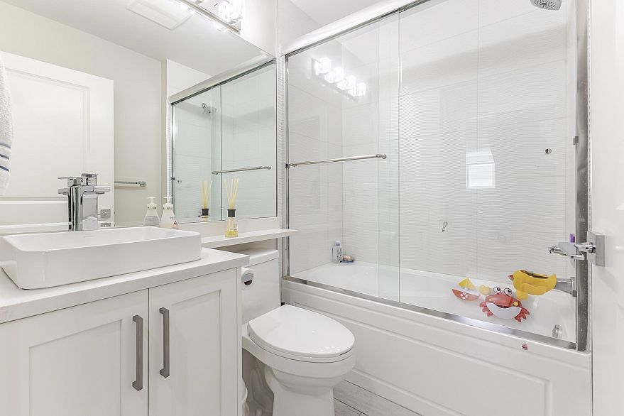 2 2786 E 46th Avenue