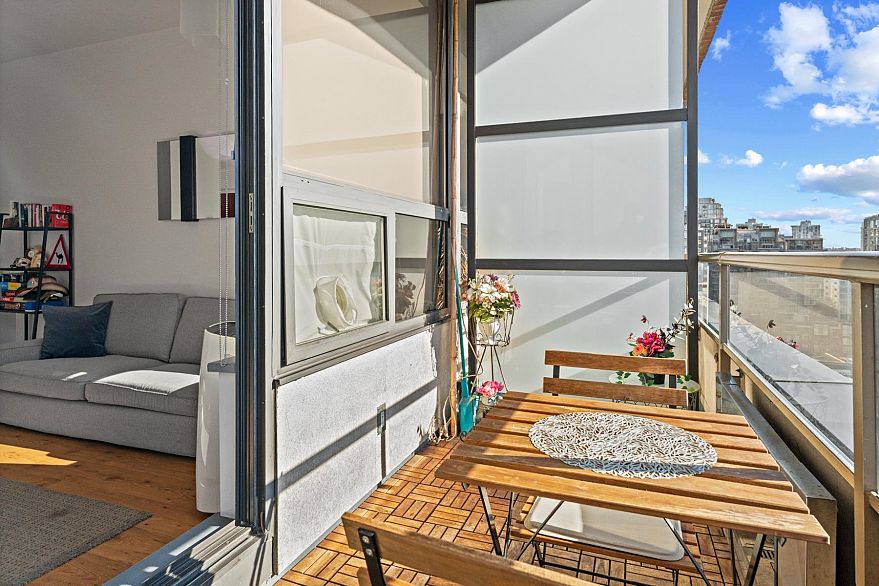 910 1010 Howe Street