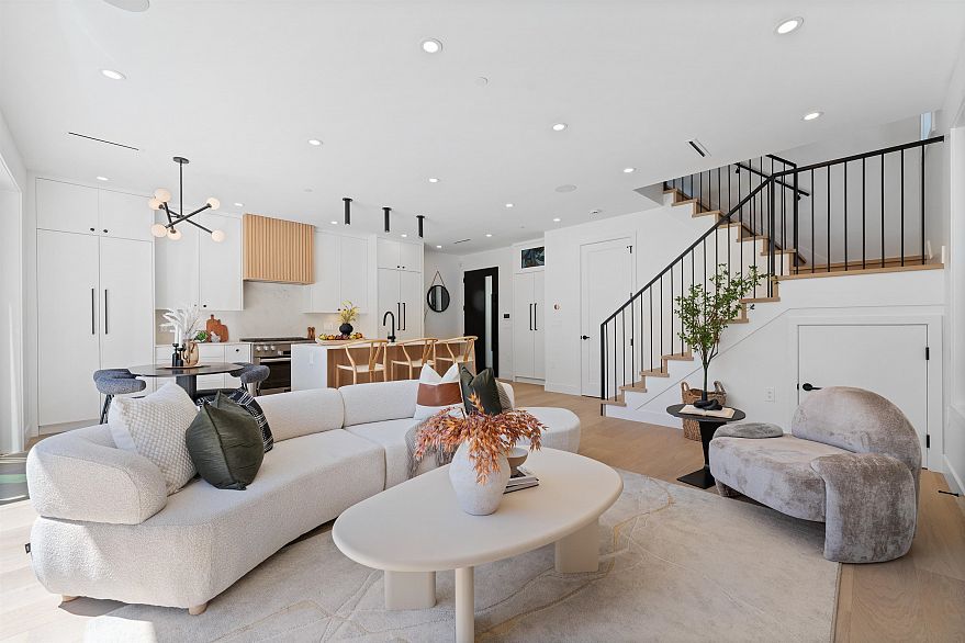 2 2846 W 12th Avenue