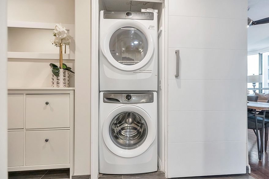 1306 1383 Howe Street