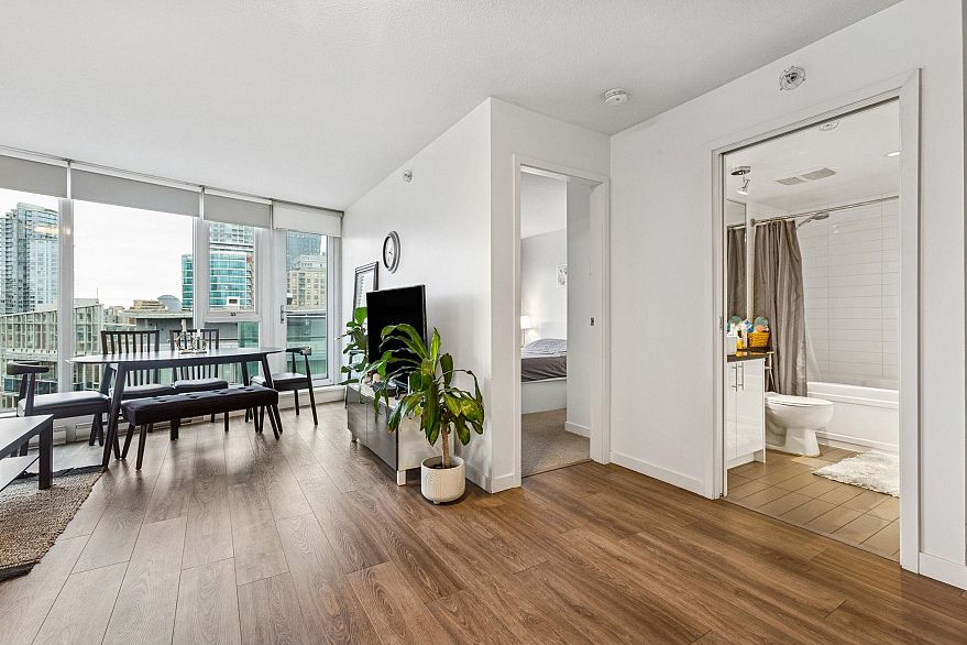 2810 233 Robson Street