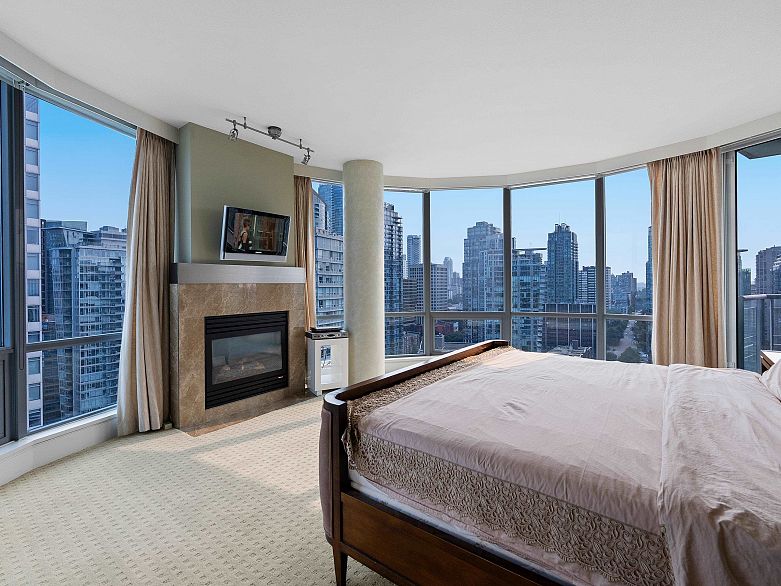 2502 323 Jervis Street