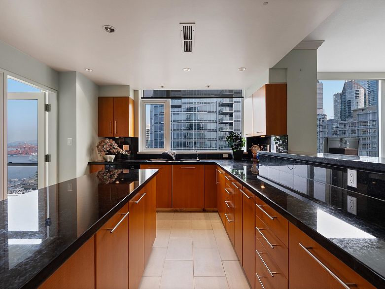 2502 323 Jervis Street