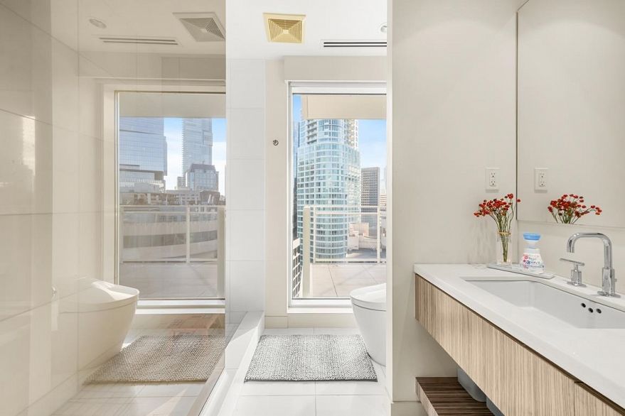 2101 1139 W Cordova Street