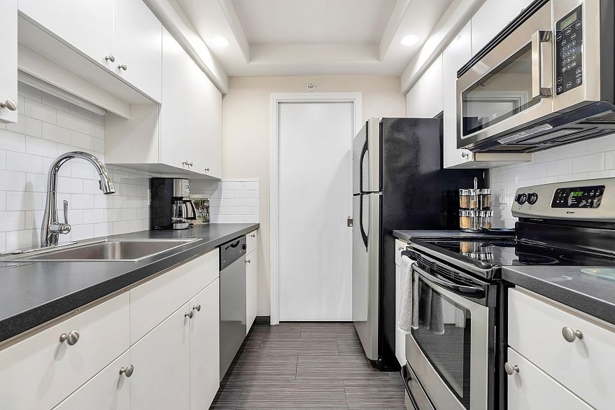 1306 1383 Howe Street