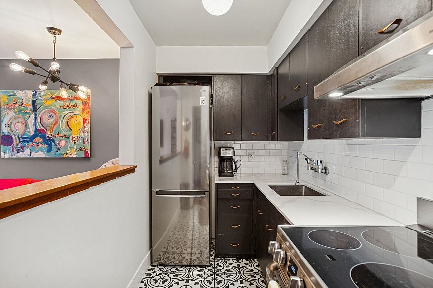 204 1050 Chilco Street