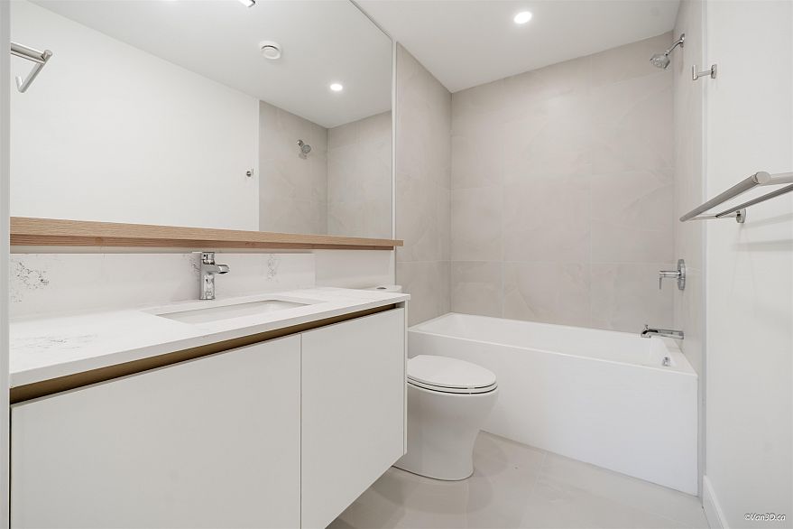 208 918 W 32nd Avenue