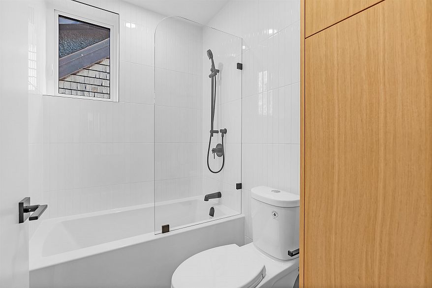 2 2764 W 14th Avenue